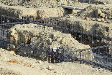 Temel ve çelik takviye çubuklarını gösteren inşaat alanı