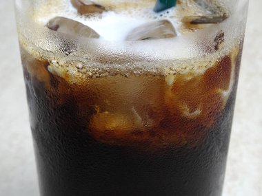 Buzlu buzlu soğuk içecek manzarasını kapat.       