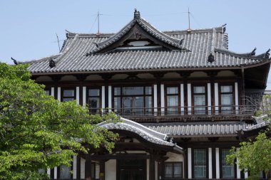 Geleneksel Japon tapınağının görkemli manzarası