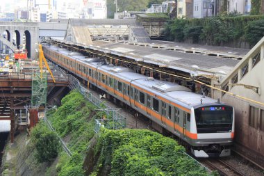 Şehir treni şehir istasyonuna yanaşıyor.