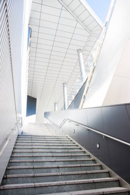 Düşük açılı merdiven manzarası ve şehrin modern binası   