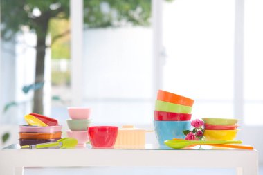 Kafedeki masada parlak renkli sofra takımı