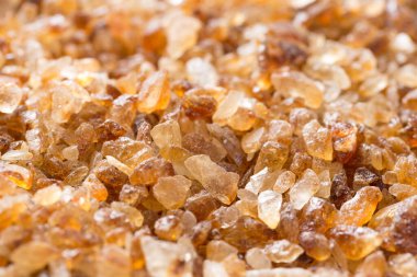 Kaba kahverengi şeker kristallerinin dokusunu gösteren yakın plan