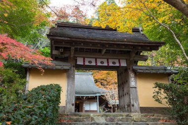 Büyüleyici antik bir Japon tapınağının manzaralı görüntüsü.