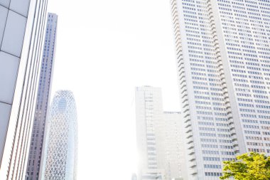 Gün batımında gökdelenleri ve binaları olan Tokyo gökdelenleri 