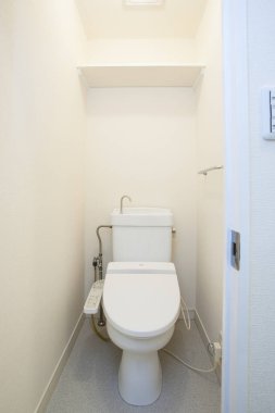 Modern bir otel odasının içinde.