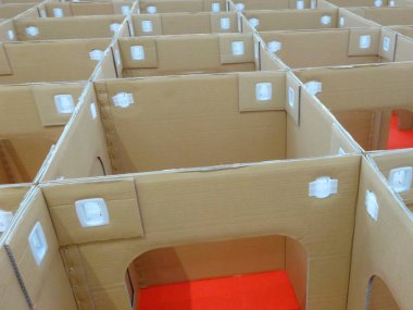 Mukavva labirent yapısı birden fazla yol ve açıklık içeriyor