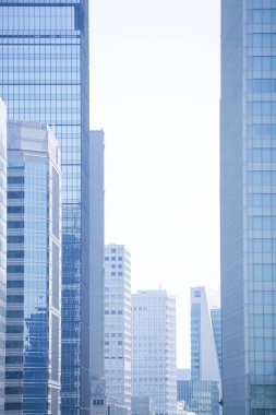 Şehrin modern binası 