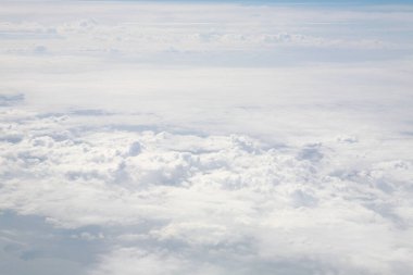 Mavi gökyüzünde beyaz bulutlar. Yukarıdan görünüm                   