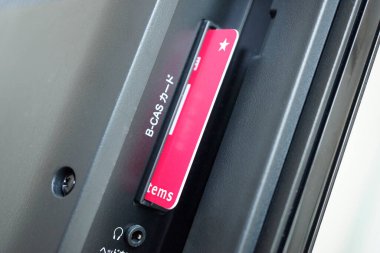 Siyah yuvanın içine yerleştirilmiş kırmızı Sandisk bellek kartını göster