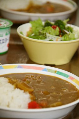 Lezzetli körili pilav ve salata.