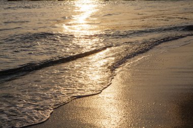 Akşamları deniz dalgalarında gün batımı