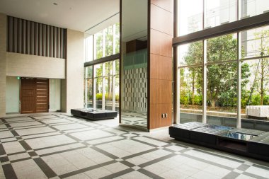 Büyük salonu ve penceresi olan modern bir bina.