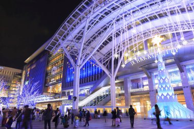 Şehir sokaklarında güzel bir Noel süsü.