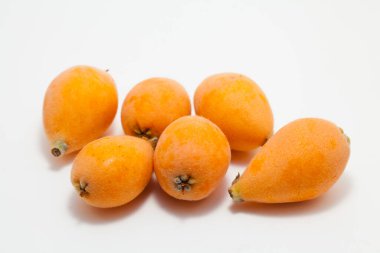 Masadaki Loquat Medlar meyvelerini kapat