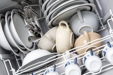 Bulaşık makinesinde temiz tabaklar, manzarayı kapat.