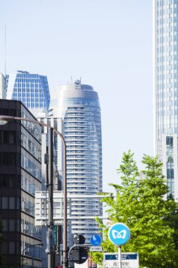 Gün batımında gökdelenleri ve binaları olan Tokyo gökdelenleri 