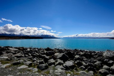 Dağlardaki göl manzarası 