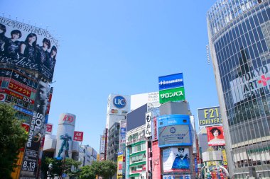 Gündüz bir Asya şehrinin modern binaların altını çizerek çekilmesi.