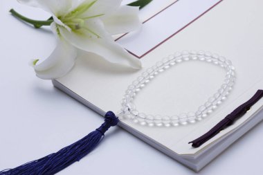 Çiçeklerin arka planına sahip boş deftere boşluk kopyala. Sevgi ve ilgi kavramı