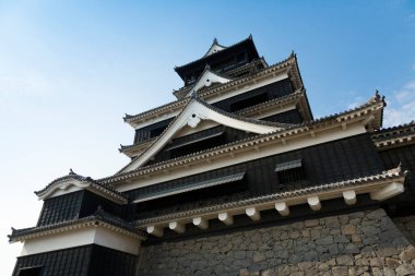 Japonya 'da mavi gökyüzü üzerindeki osaka kalesi