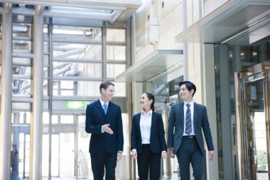 Modern ofis binasındaki genç iş adamları