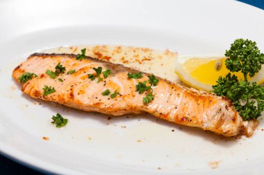 Tabakta limonlu kızarmış somon. Lezzetli Japon yemekleri