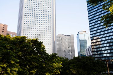 Gün batımında gökdelenleri ve binaları olan Tokyo gökdelenleri 