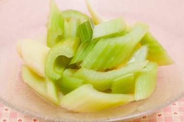 Taze yeşil dilimlenmiş kereviz, sağlıklı yemek geçmişi.