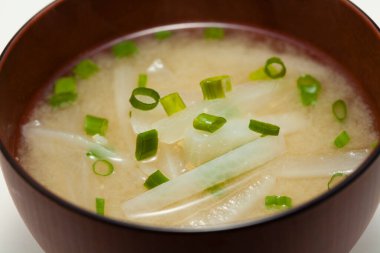 Japon miso çorbası ve sebze kasesi masanın üstünde.