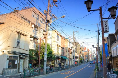 Geleneksel dar Japon caddesinin yaz manzarası 