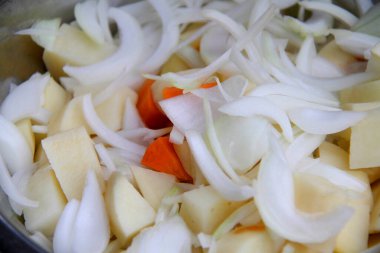 Havuçlu dilimlenmiş soğan ve patates.