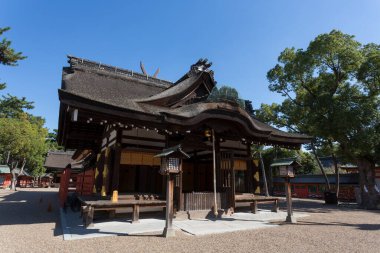 Güzel antik Japon tapınağının manzaralı görüntüsü.