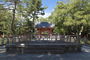 Güzel antik Japon tapınağının manzaralı görüntüsü.