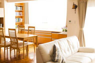 Modern oturma odasının içi, rahat tasarım.