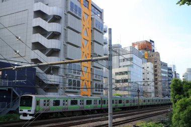 Tokyo, Japonya 'daki tren istasyonu manzaralı. 