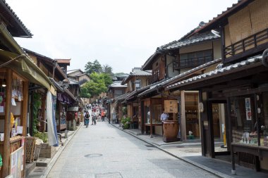 Japonya 'da geleneksel evleri olan geleneksel Japon caddesi.