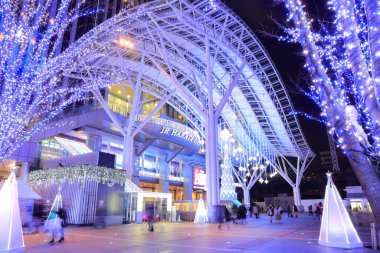 Şehir sokaklarında güzel bir Noel süsü.