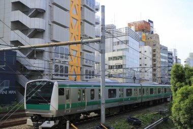 Tokyo, Japonya 'daki tren istasyonu manzaralı. 