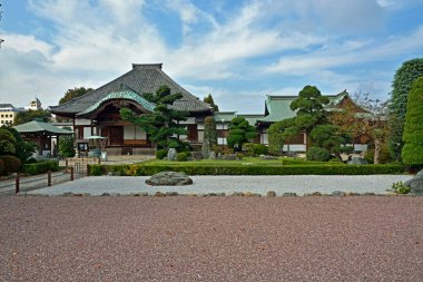 Güzel, eski bir Japon tapınağının büyüleyici manzarası.