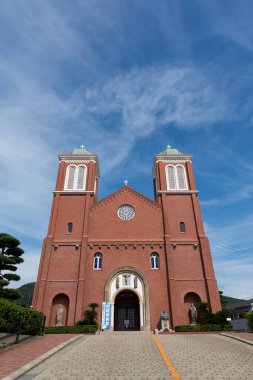 Şehirdeki güzel kilise ve mavi gökyüzü