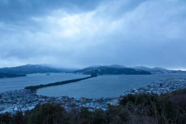 Karla kaplı dağlar ve kışın göl manzarası