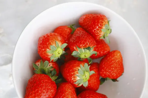 Nahaufnahme Von Frischen Roten Erdbeeren Weißer Schüssel Auf Dem Tisch — Stockfoto