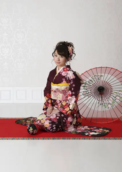 Geleneksel Kimonolu Güzel Genç Japon Kadın Portresi Antika Kağıt Şemsiye — Stok fotoğraf
