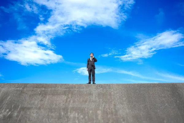Businessman Standing Top Concrete Building Blue Sky — Stock Photo, Image