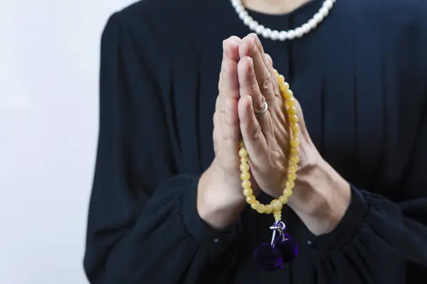 身穿丧服 头戴祈祷珠子参加葬礼的妇女 — 图库照片