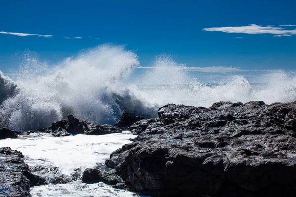 Uitzicht Het Prachtige Rotsachtige Strand Een Stormachtige Dag Golven Bekisting — Stockfoto