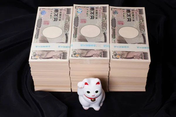 Uang Kertas Yen Jepang Dan Kucing Maneki Neko Simbolisasi Keberuntungan — Stok Foto