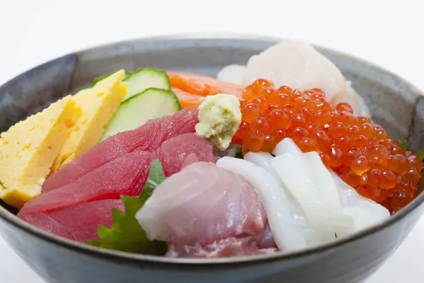 Eine Schüssel Sushi Mit Verschiedenen Fischsorten Und Kaviar Asiatische Lebensmittel — Stockfoto