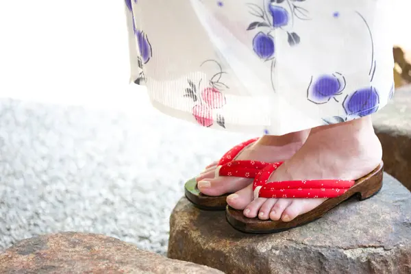 Vista Sección Baja Mujer Joven Con Kimono Sandalias Geta Jardín —  Fotos de Stock